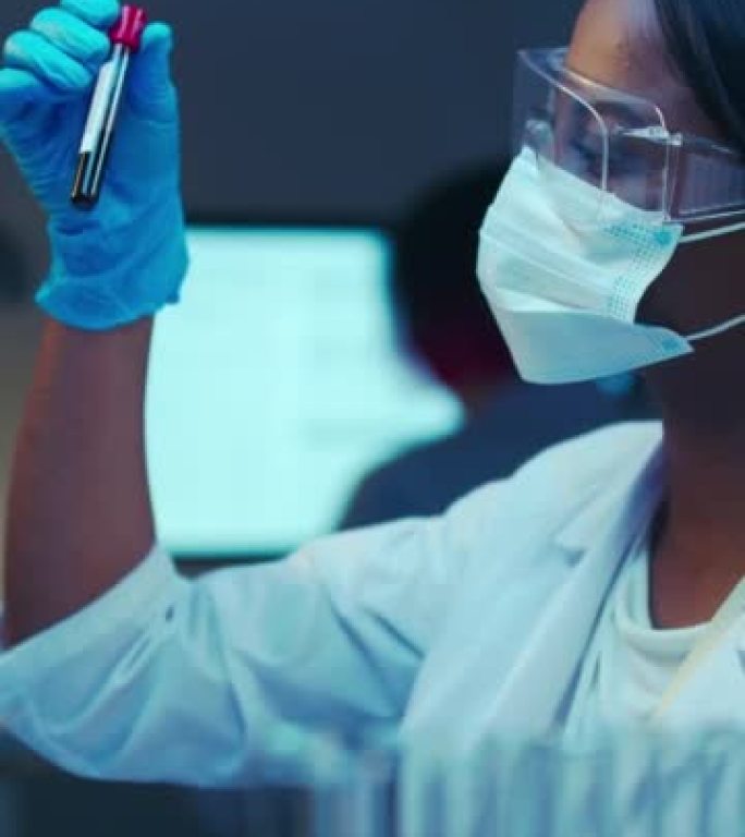 一位年轻漂亮的非裔美国医生穿着白色实验室外套，在现代实验室中使用试管工作的特写镜头