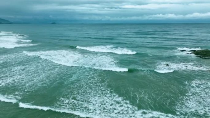 鸟瞰云雾中的大海波浪涨潮浪花