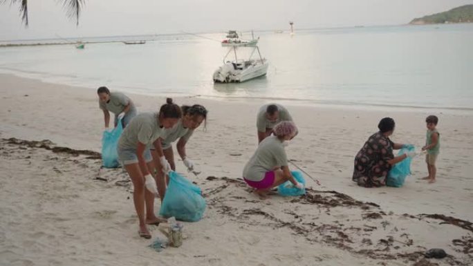 环保志愿者清洁海滩