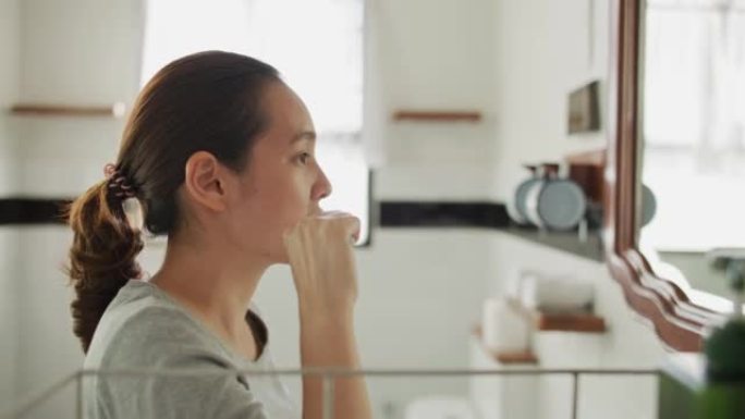 亚洲妇女刷牙女人刷牙侧面口腔卫生