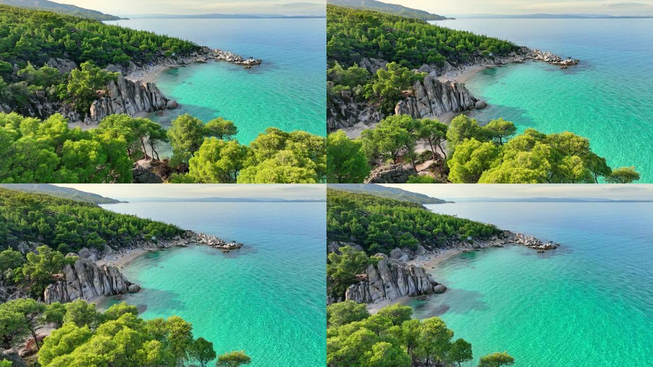 用绿松石水，沙滩和松树对泻湖进行空中拍摄。美丽的橙色海滩 (Kavourotripes)，Siton
