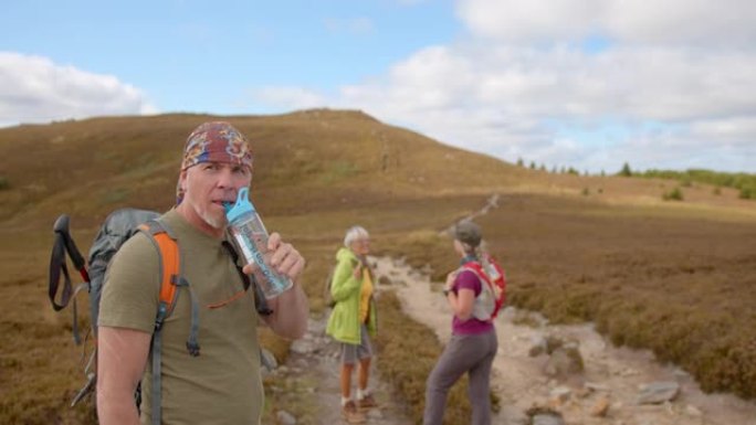 在旅途中保湿一家三口登山