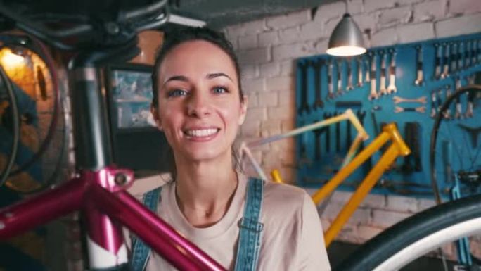 一位敬业工作的女自行车机械师的肖像。