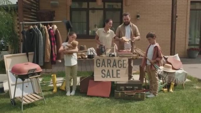 快乐的家庭在夏天有车库出售