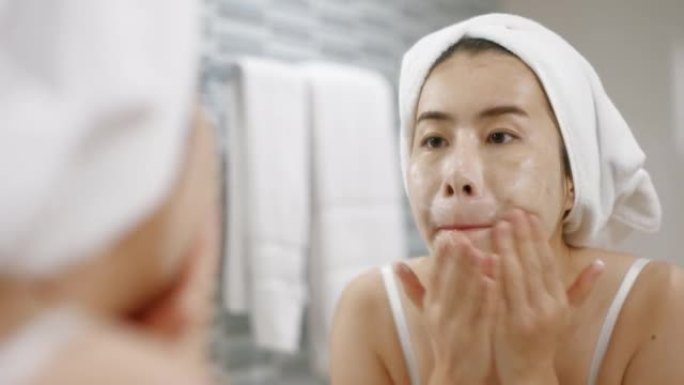 亚洲妇女在家浴室洗脸