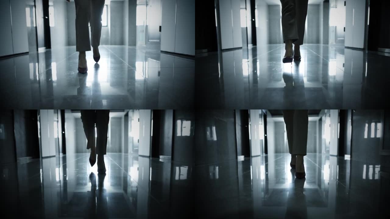 女人的腿在黑暗的走廊里散步