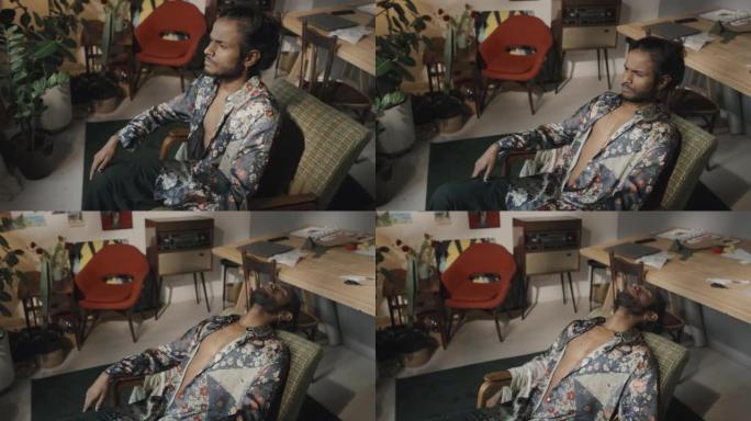 印度艺术家在创意工作室的扶手椅上休息