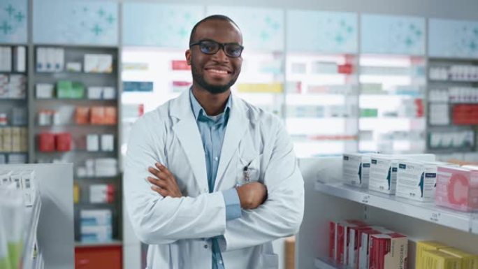 药房: 专业自信的黑人药剂师穿着实验室外套和眼镜，交叉双臂，迷人地看着相机。药店商店里的药剂师和货架
