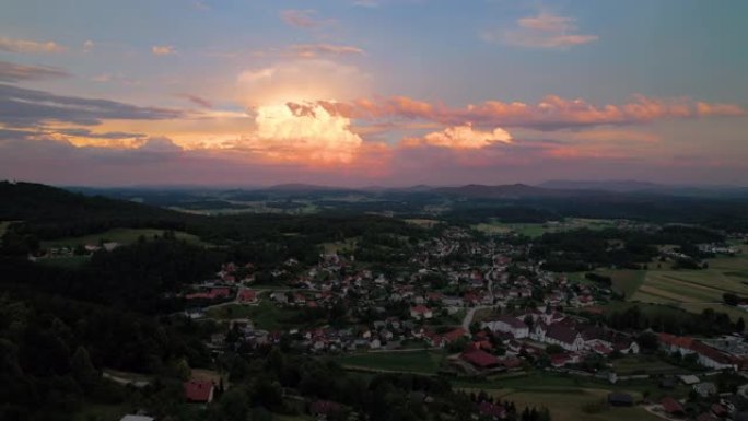 空中: 戏剧性和丰富多彩的夏季暴风云在美丽的山谷上方滚动