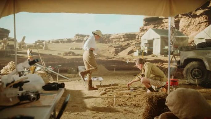 考古挖掘现场: 两位伟大的考古学家在挖掘现场工作，用刷子和工具仔细清理新发现的古代文明文物，化石遗迹