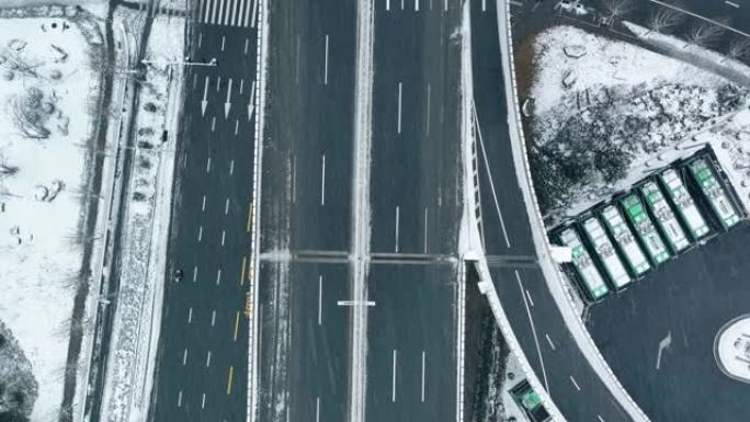 冬季立交桥路上飘雪的鸟瞰图