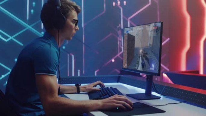 专业电子竞技游戏玩家在他的个人电脑上玩模拟3D第一人称射击视频游戏，动作酷，特效有趣。时尚复古霓虹灯