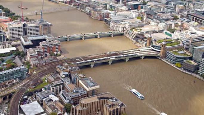 伦敦鸟瞰图。河流，船，市中心