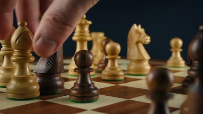 Rook在国际象棋比赛中占据骑士