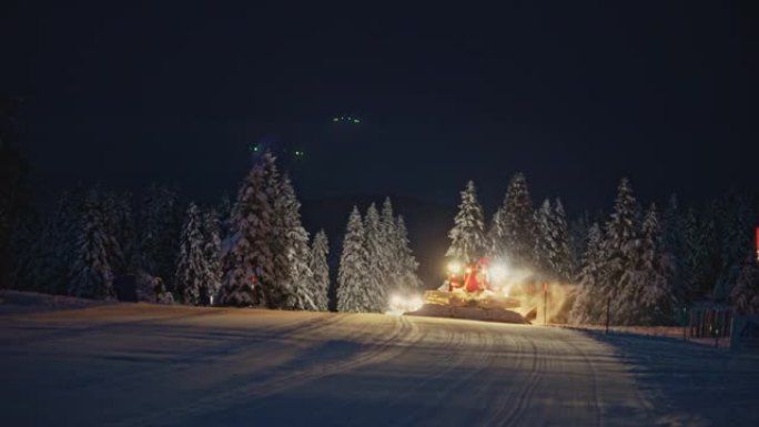 SLO MO雪猫在晚上准备滑雪场