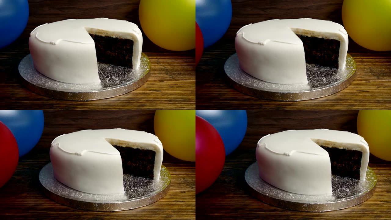 庆祝活动中带有气球的冰蛋糕