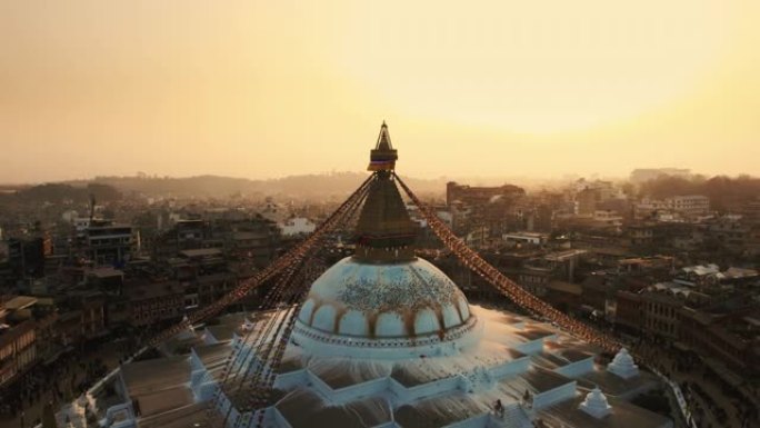 从日落照明的鸟瞰图看加德满都博达纳特佛塔寺