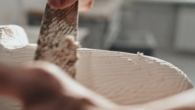 成型石膏铸件特写手工手工业打磨