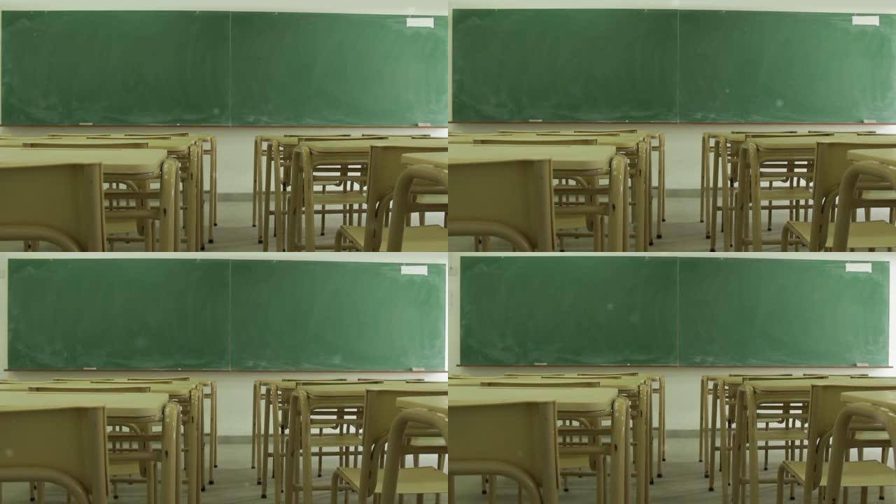 学校教室有书桌和黑板。缩小。