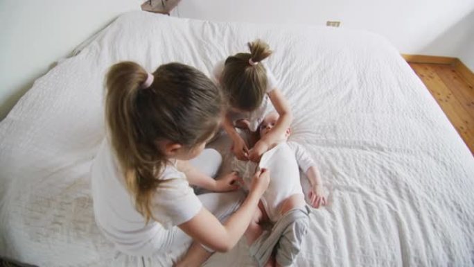 两个姐妹与新生兄弟玩耍的真实特写镜头