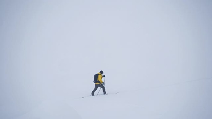 单人在新鲜的雪地上分裂