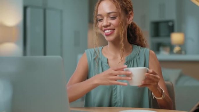 一位自由职业的远程商务女性在家中喝茶或咖啡时使用笔记本电脑和电话。年轻的女性专业人士在家庭办公室远程