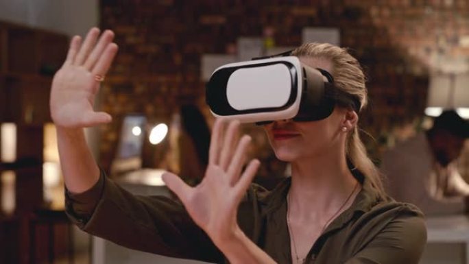 VR，工作和戴眼镜的女人在晚上进行metaverse，数字网络和未来派议程。3d编程，连接和员工与技