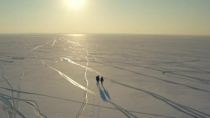 两个旅行者走过无尽的雪原