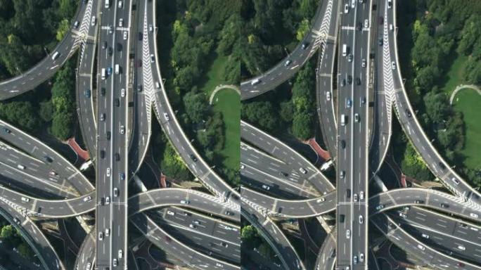 道路交叉口车辆通行市中心繁忙