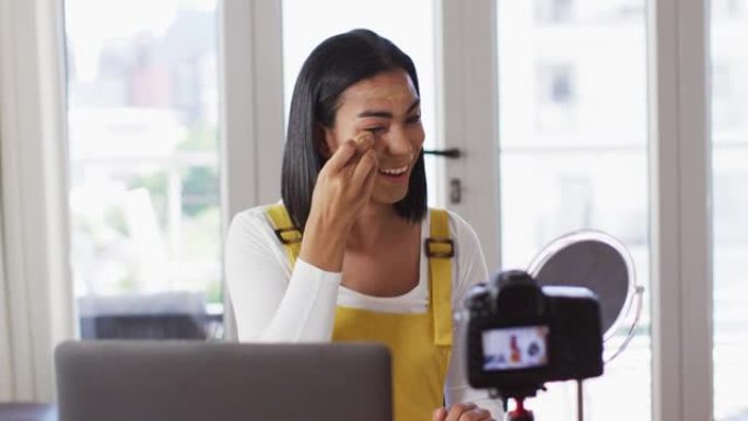 混合种族性别流体视频记录器在家录制化妆视频日志