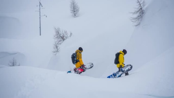 滑雪者在冬季的偏远地区探索雪山
