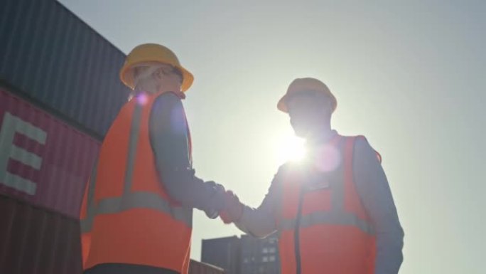 工程师在物流运输工作或工业建筑行业达成协议，合作或感谢您。建筑安全经理欢迎新工人或员工会见老板