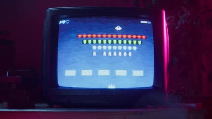 带有8位2D 80年代灵感的游戏机街机视频游戏的复古电视机屏幕的特写镜头。怀旧的太空射击游戏，玩家与
