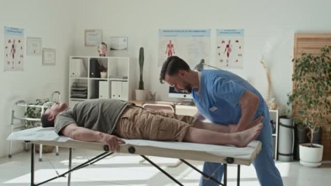 物理治疗师在病人的腿上做伸展运动