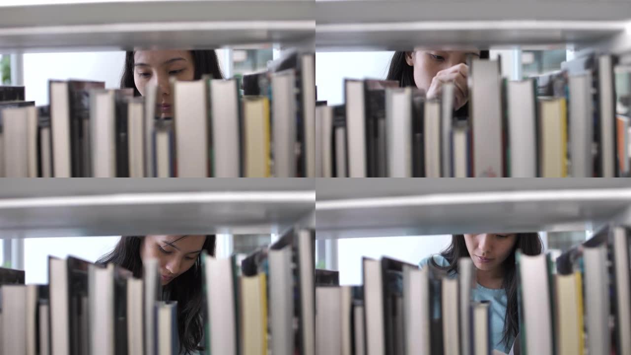 女人在图书馆的书架上找到一本书