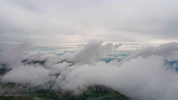 雾的鸟瞰图流过泰国北部的雨林山