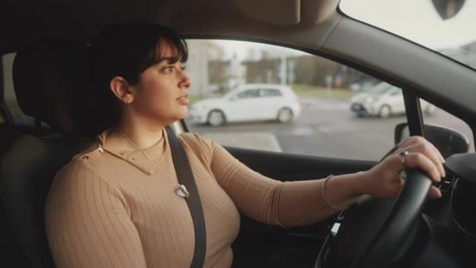 下午开车的女人宣传片实拍视频素材