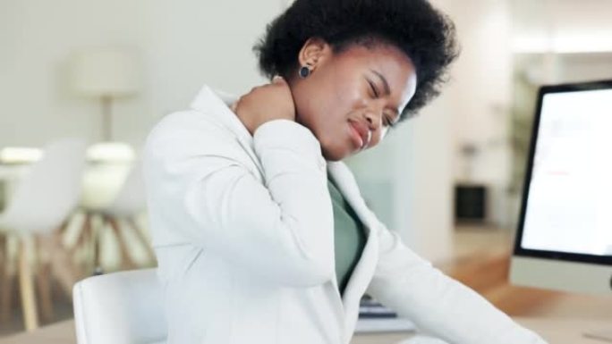 妇女因在办公室的办公桌上长时间工作而遭受颈部疼痛。压力大的女性摩擦僵硬的肌肉和酸痛的身体，同时感到压