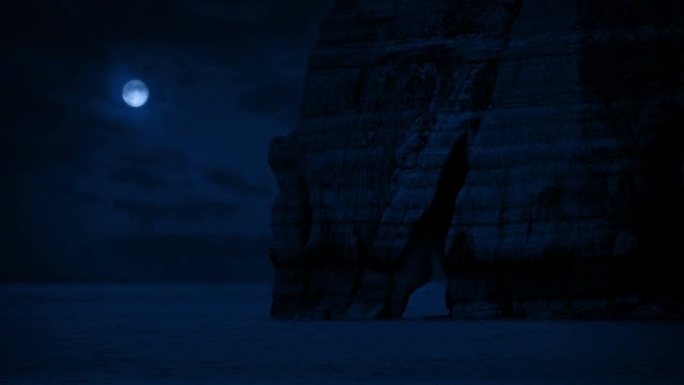 月光下有天然拱门的悬崖岩石