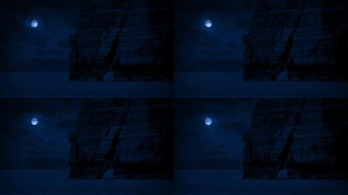 月光下有天然拱门的悬崖岩石