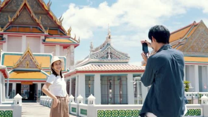 旅游夫妇在泰国著名的地方拍照。