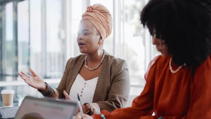 商业、黑人女性和领导者与团队、员工交谈，并进行创造性的头脑风暴。非裔美国女性，领导力和团体广告项目，