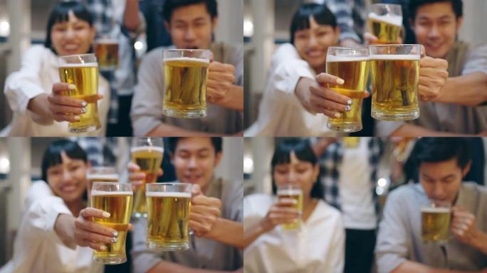 一群亚洲年轻人使用手机在远程视频通话中问候朋友，喝酒精啤酒并在夜间咖啡馆举行聚会。