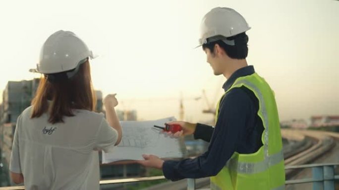 专业工程师在检查建筑工地时为客户提供建议。