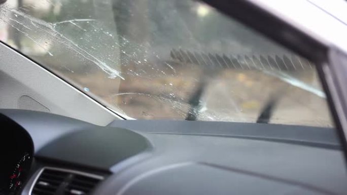 汽车刮水器清洗挡风玻璃。特写。4k分辨率。