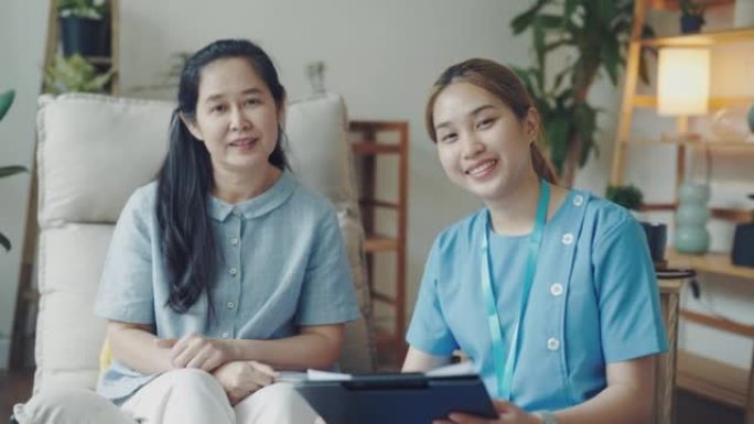 亚洲护理员护士的肖像在家照顾老年妇女。