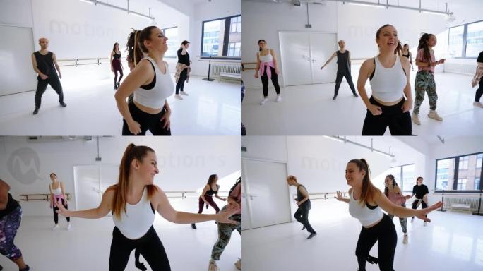 女子舞蹈教练进行课程