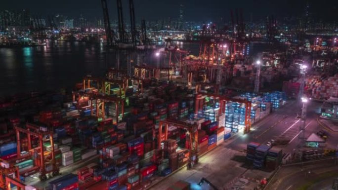 4k超高清广角镜头延时拍摄香港葵青货柜码头夜间运作。全球航运业务网络。全球业务