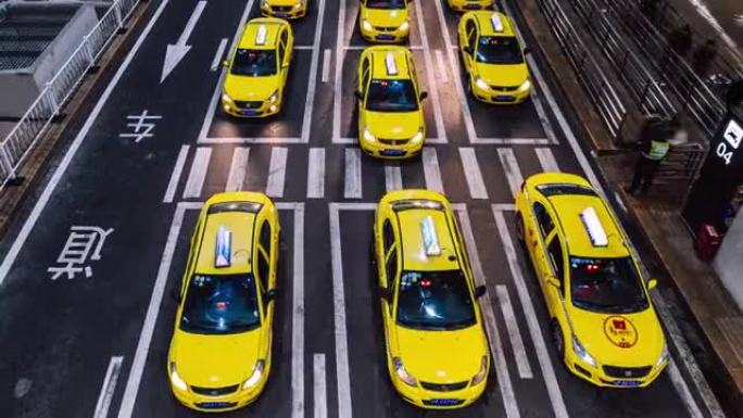 T/L ZO晚上在机场出口繁忙的黄色出租车排队