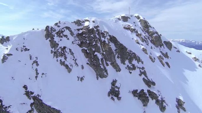 空中: 沿着雪山山脊飞行